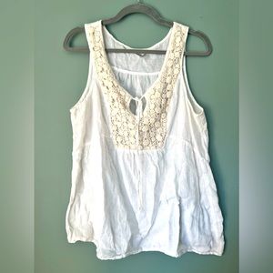 Old nave white sleeveless shirt.